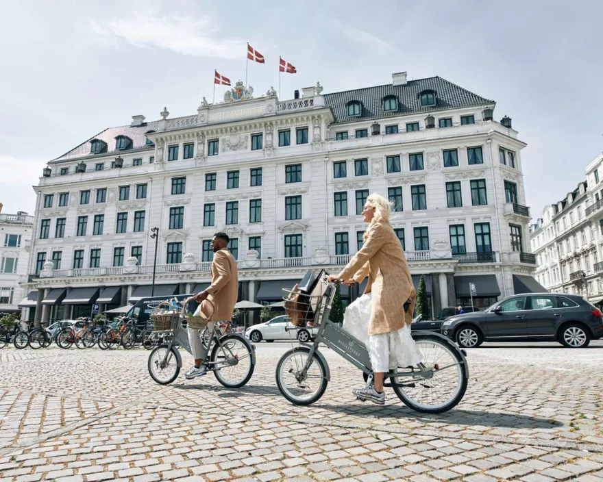 parents cycling outside the hotel on kongens nytorv -1600px