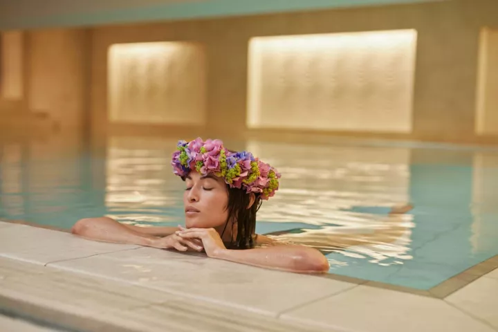 2020_06_03_Dangleterre_Branding_0439.jpgWOMANSPAPOOLFLOWERSINHAIR-1600px
